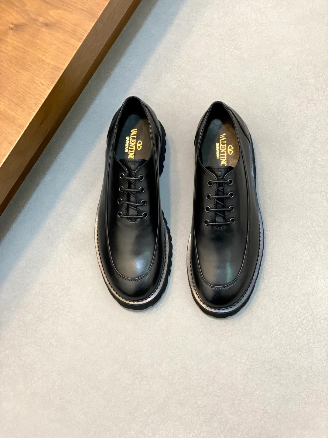 Men's shoes 💰740 VALENTINO Valentino's new men's fashionable casual leather shoes. These leather shoes are made of imported cowhide leather uppers, dyed calfskin lining and calfskin insoles. The upper foot is soft, comfortable and breathable. Comes with complete packaging in the original box! Visible details and quality. Size: 39-44 (customized at 38.45.46)